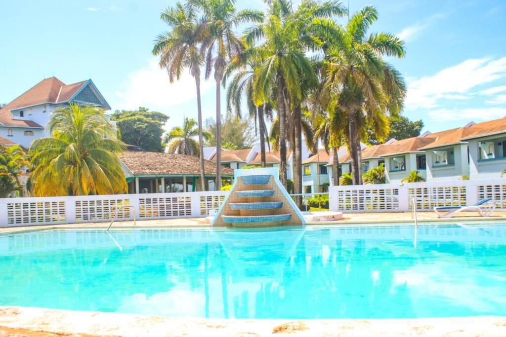 Lazy Dayz @ Point Village * Negril
