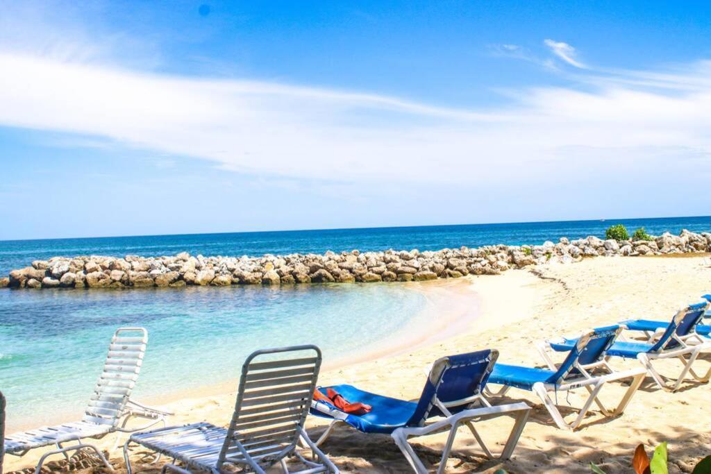 Lazy Dayz @ Point Village * Negril