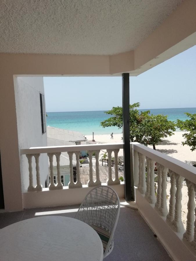 Beach Club *