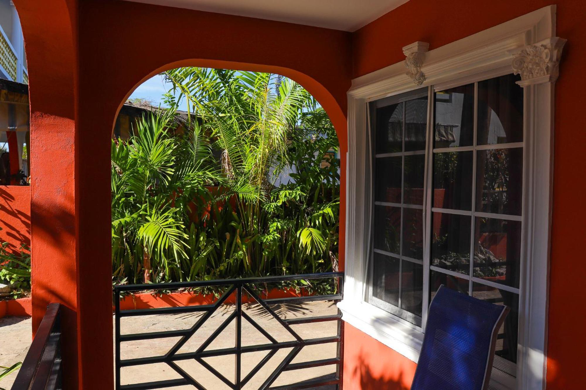 Paradise On The Rocks Hotel Negril
