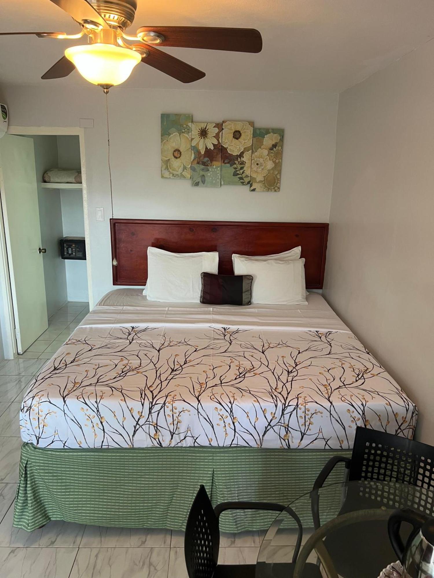 Paradise On The Rocks Hotel Negril