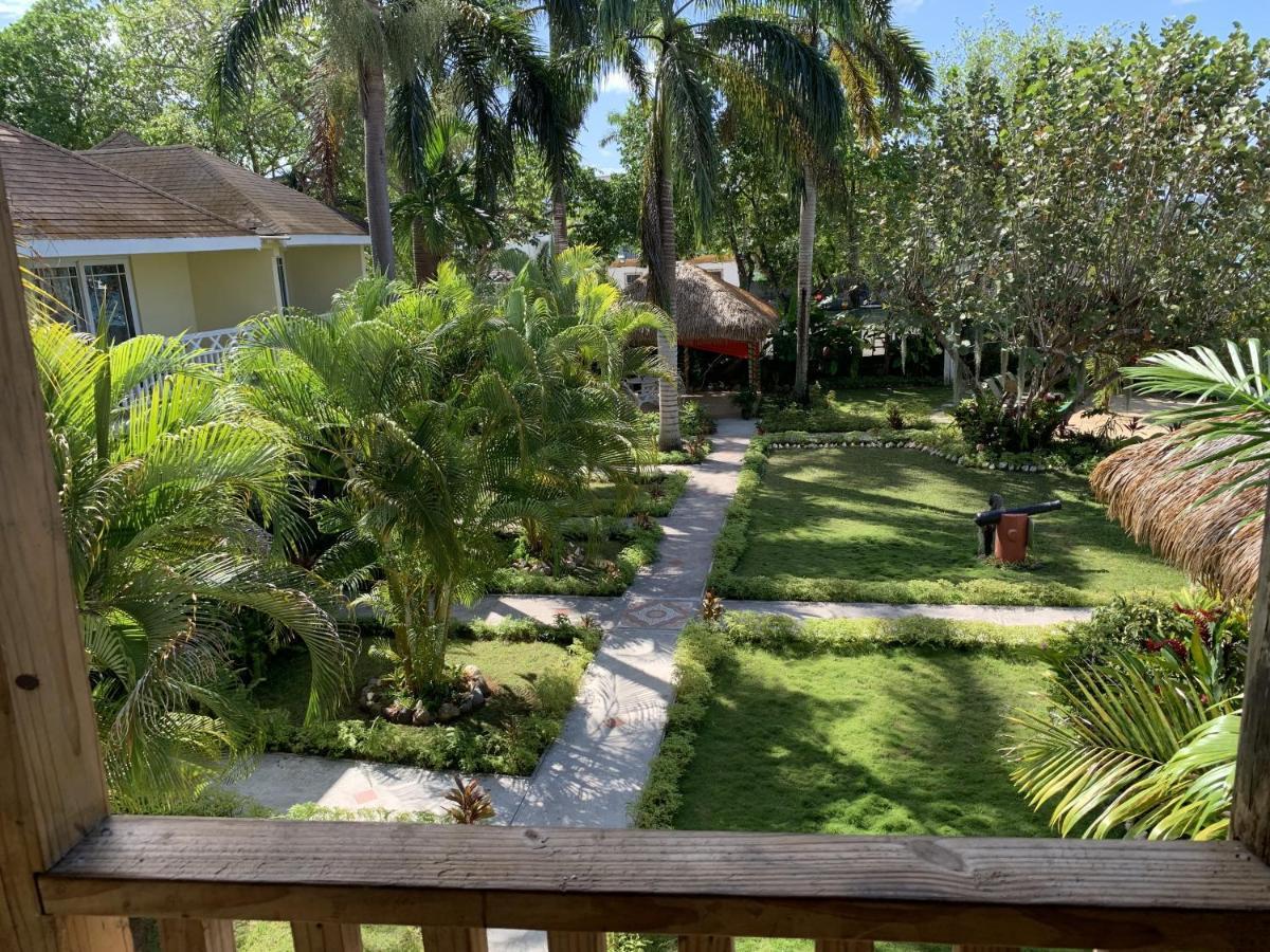 Relax In Jamaica - Enjoy 7 Miles Of White Beach! Negril